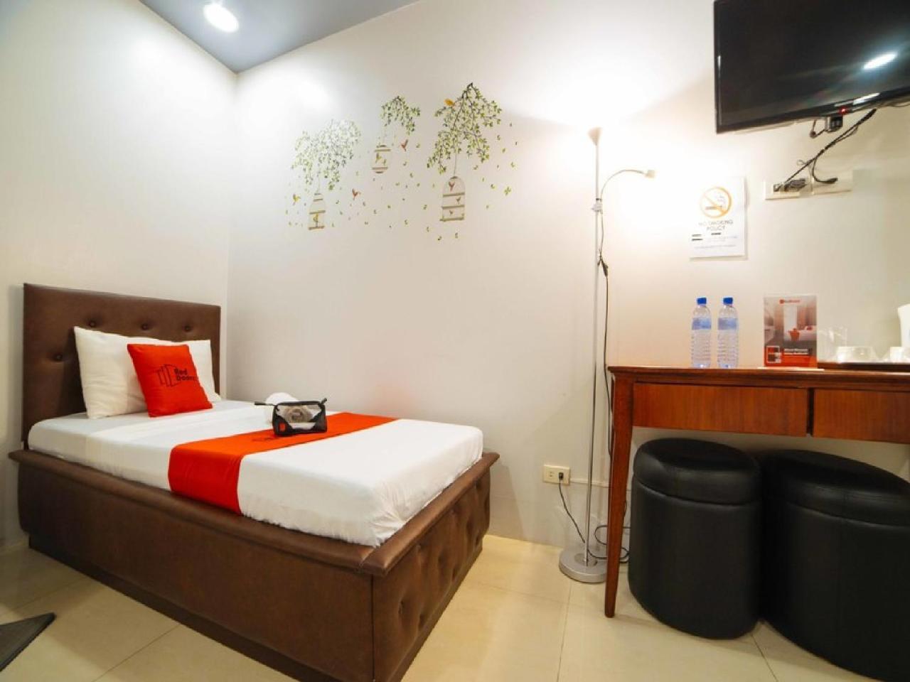 Reddoorz Plus @ Tayuman Manila Exterior photo